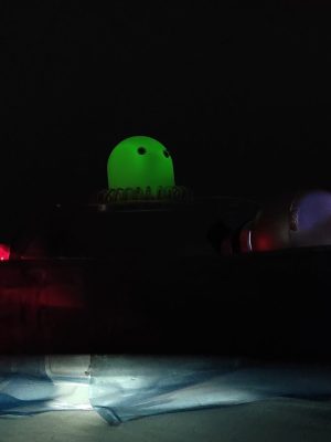 Raumschiff ist gelandet. Aliens sind zu sehen.
